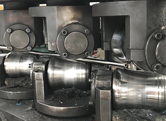 304精密不銹鋼管加工——校直.jpg 304精密不銹鋼管加工——校直.jpg